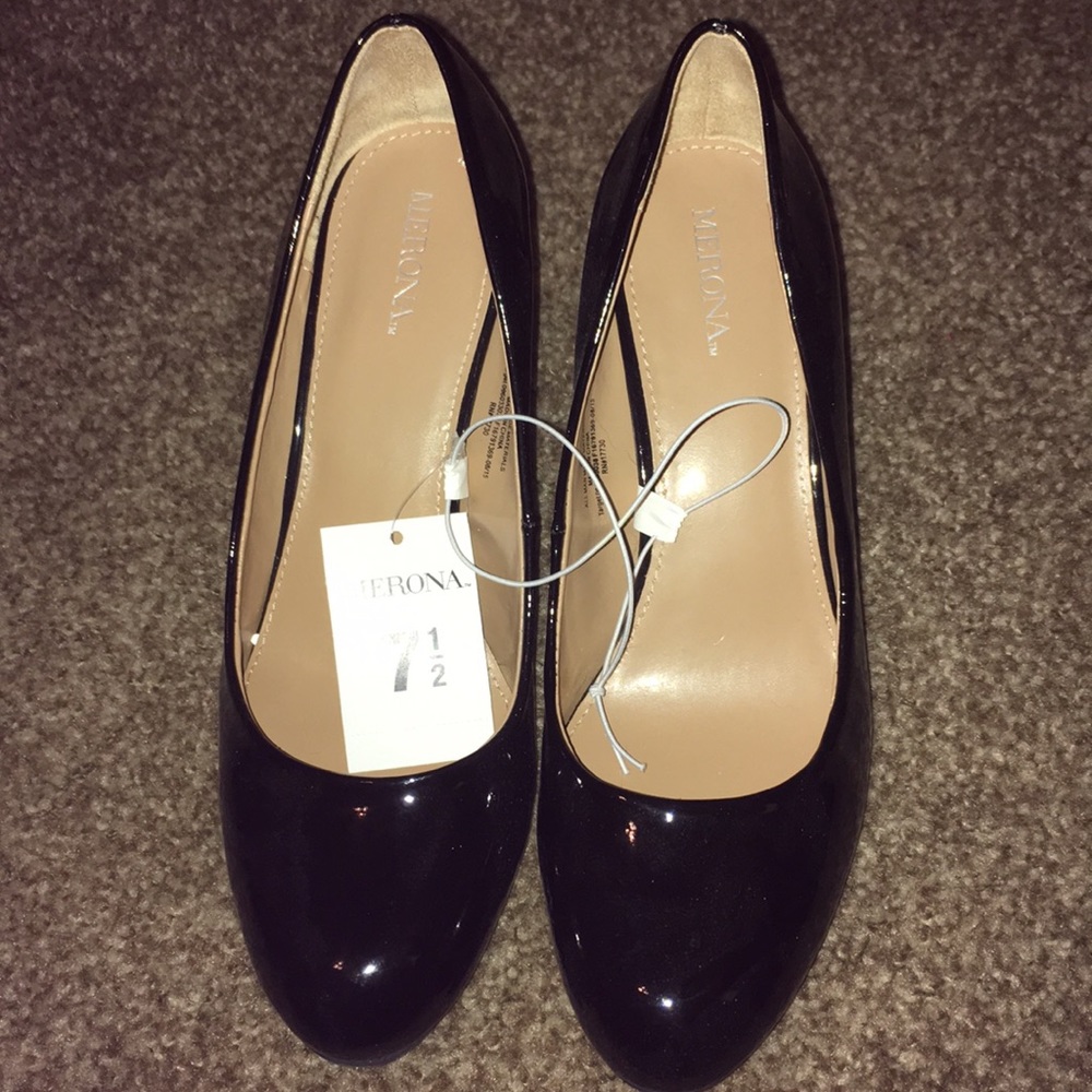 Black pumps